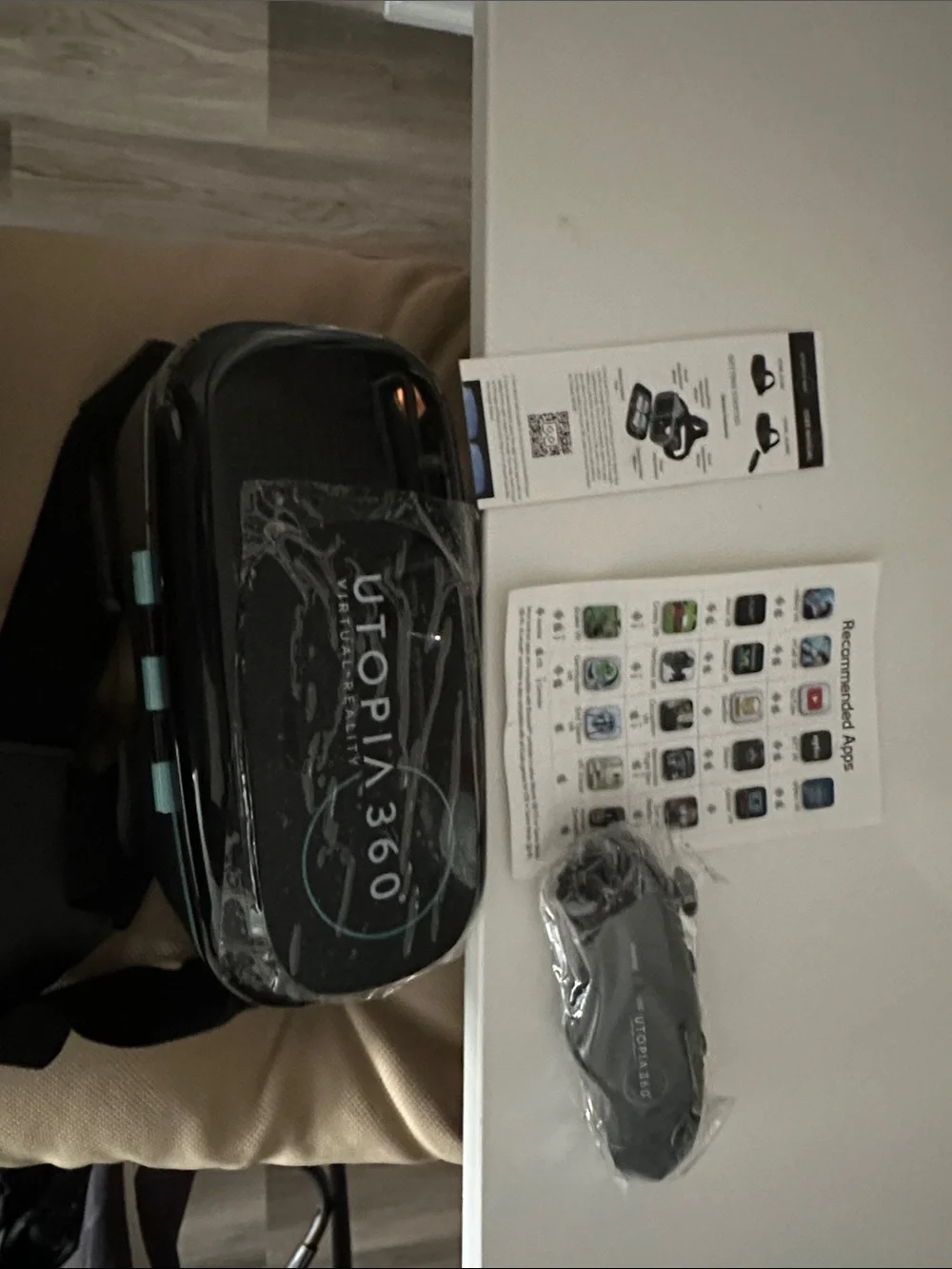 Utopia 360 VR Headset with Remote - Black and Teal